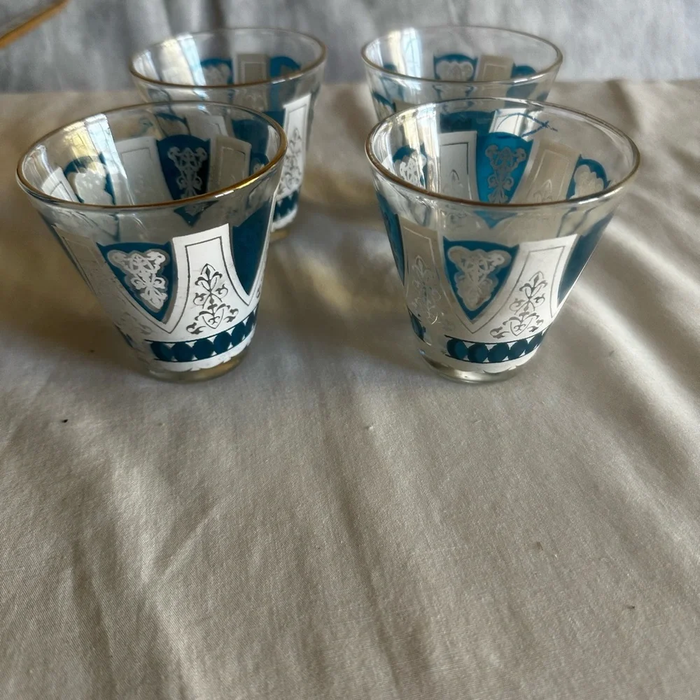 VINTAGE 4 BLUE AND WHITE MID CENTURY RETRO BARWARE LOWBALL TUMBLERS